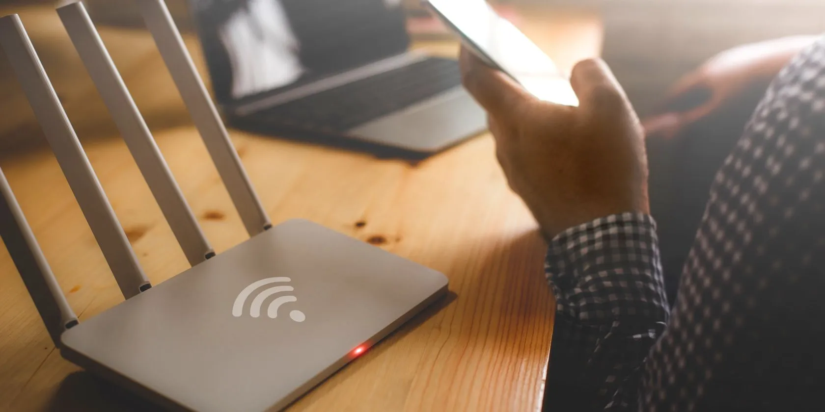 Người dùng truy cập cài đặt bộ định tuyến Wi-Fi thông qua điện thoại thông minh để tối ưu DNS