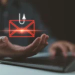Người dùng xem tin nhắn lừa đảo smishing và phishing trên laptop