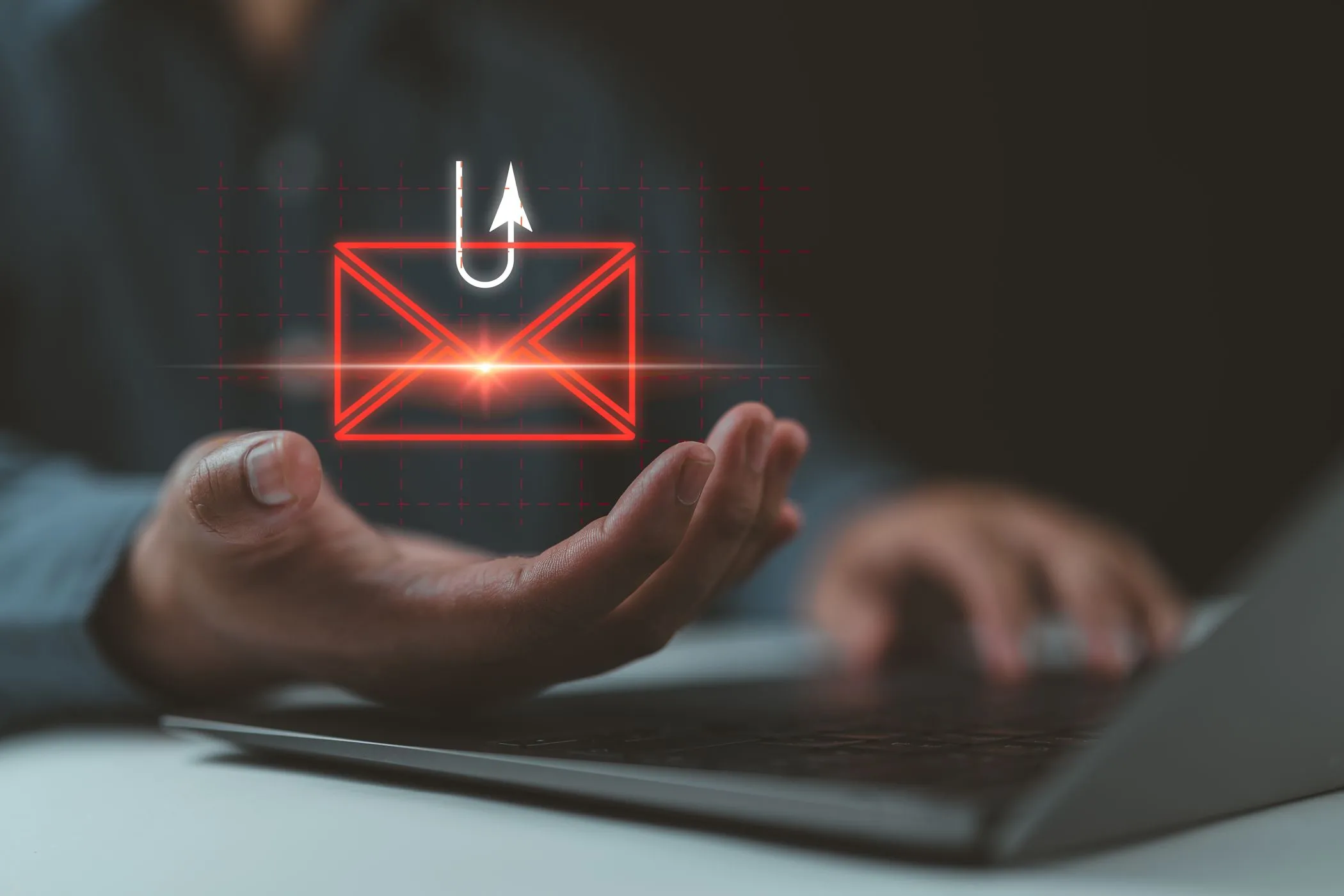 Người dùng xem tin nhắn lừa đảo smishing và phishing trên laptop