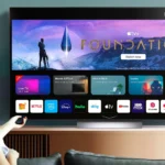 Người phụ nữ đang xem phim trên TV LG OLED evo, minh họa chất lượng hình ảnh sắc nét của công nghệ OLED