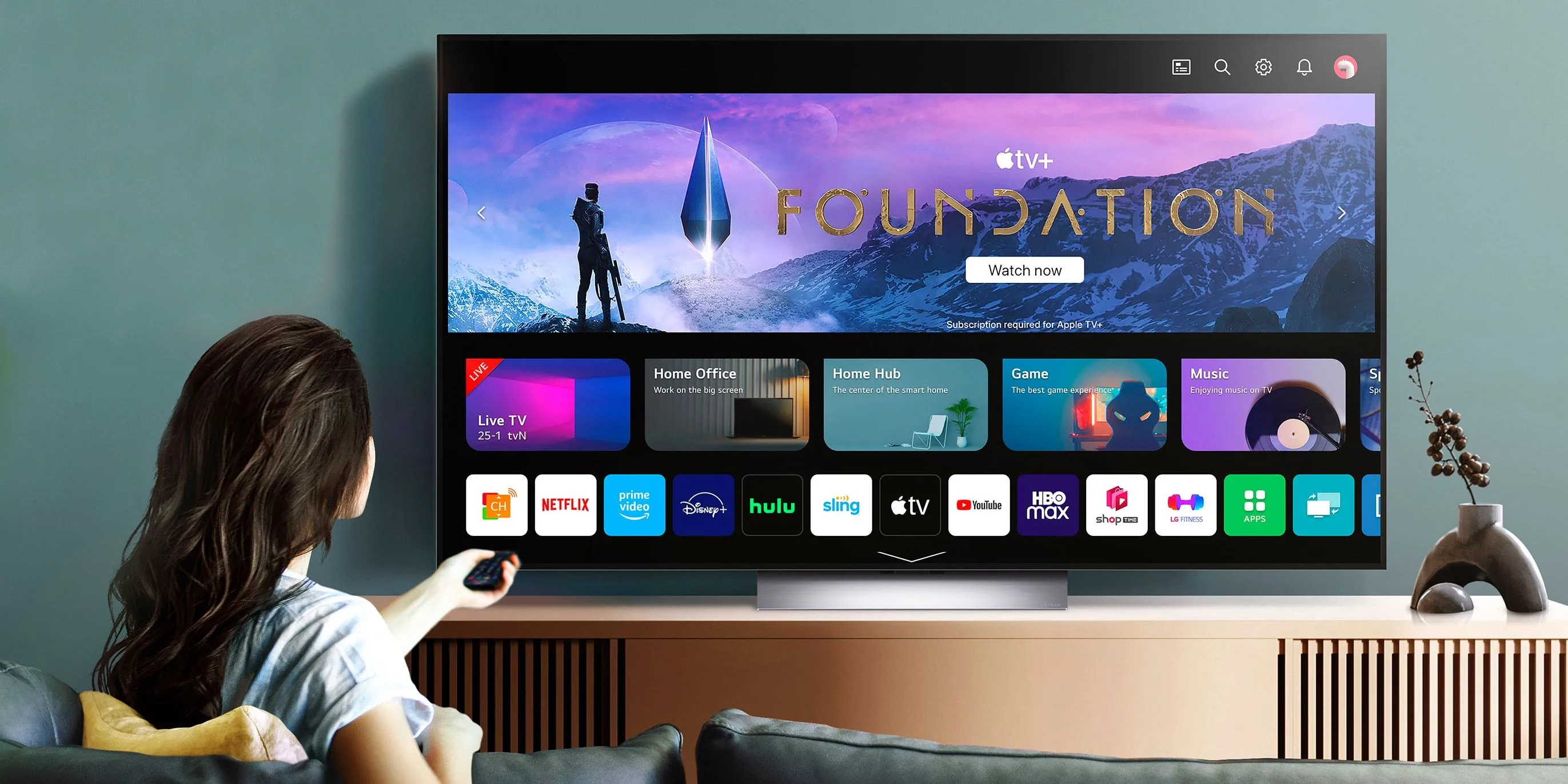 Người phụ nữ đang xem phim trên TV LG OLED evo, minh họa chất lượng hình ảnh sắc nét của công nghệ OLED