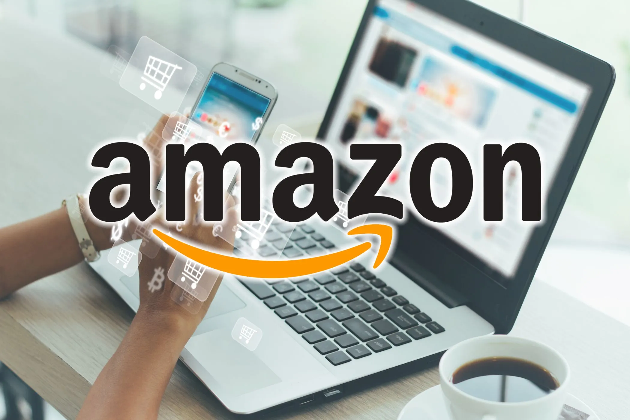 Người phụ nữ mua sắm trực tuyến trên laptop với logo Amazon
