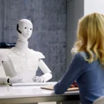 Người phụ nữ phỏng vấn với robot AI, minh họa tương tác giữa con người và AI agent tự hành trong công việc.