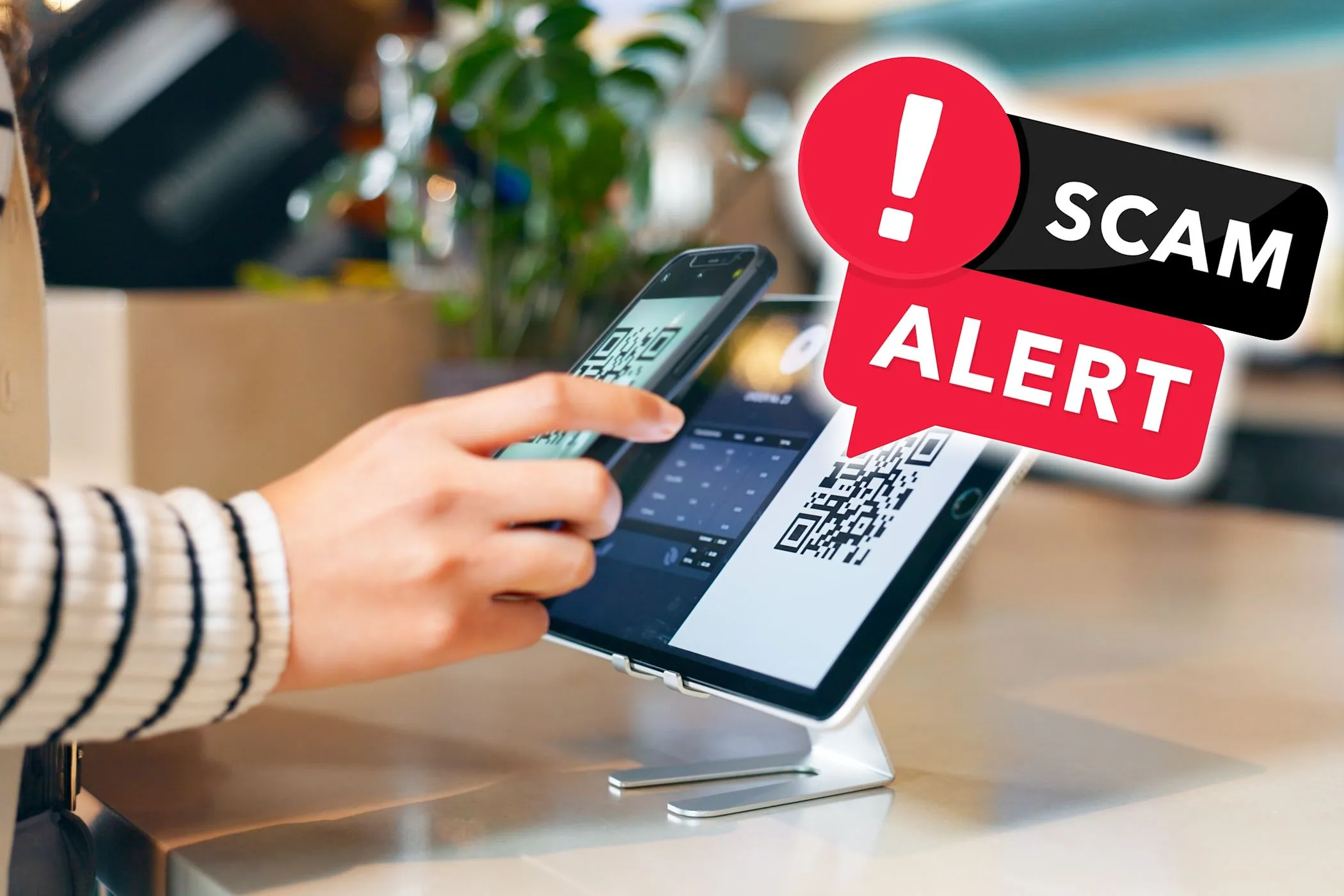 Người phụ nữ quét mã QR giả mạo từ kẻ lừa đảo eSIM