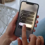 Người phụ nữ sử dụng iPhone 12 Pro với các chế độ Focus để tăng cường sự tập trung