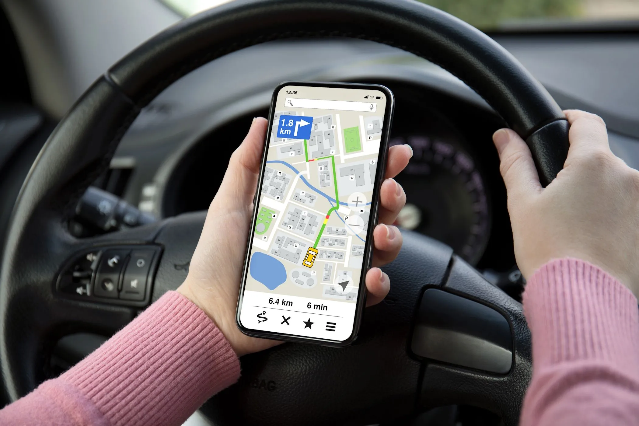 Người phụ nữ sử dụng ứng dụng bản đồ trên điện thoại Android khi lái xe, minh họa việc tận dụng điện thoại cũ làm thiết bị theo dõi GPS.