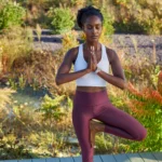 Người phụ nữ tập yoga với đồng hồ Garmin Quatix 6x Solar trên cổ tay, minh họa tính năng theo dõi sức khỏe và thể chất