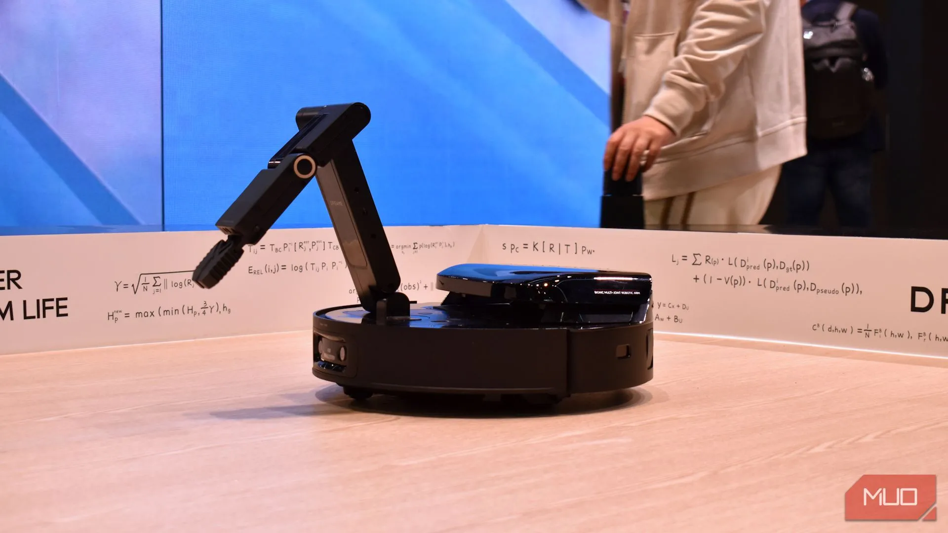 Nguyên mẫu robot hút bụi Dreame với cánh tay gắp tự động tại triển lãm CES 2025