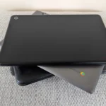 Nhiều chiếc Chromebook xếp chồng lên nhau, minh họa tính gọn nhẹ và dễ dàng mang theo khi di chuyển.