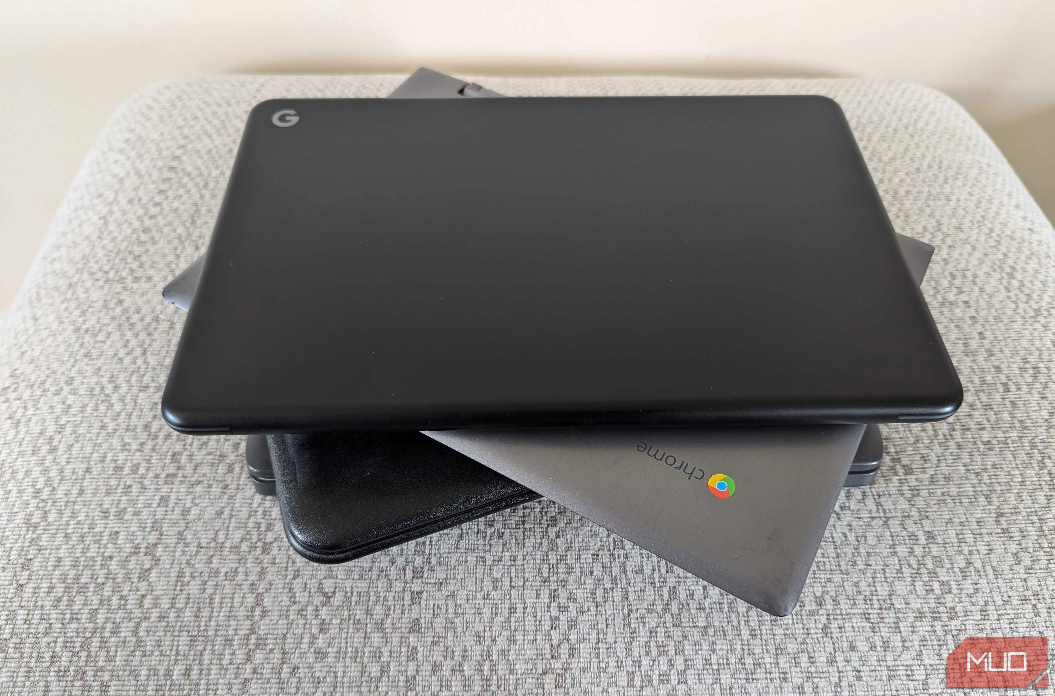 Nhiều chiếc Chromebook xếp chồng lên nhau, minh họa tính gọn nhẹ và dễ dàng mang theo khi di chuyển.