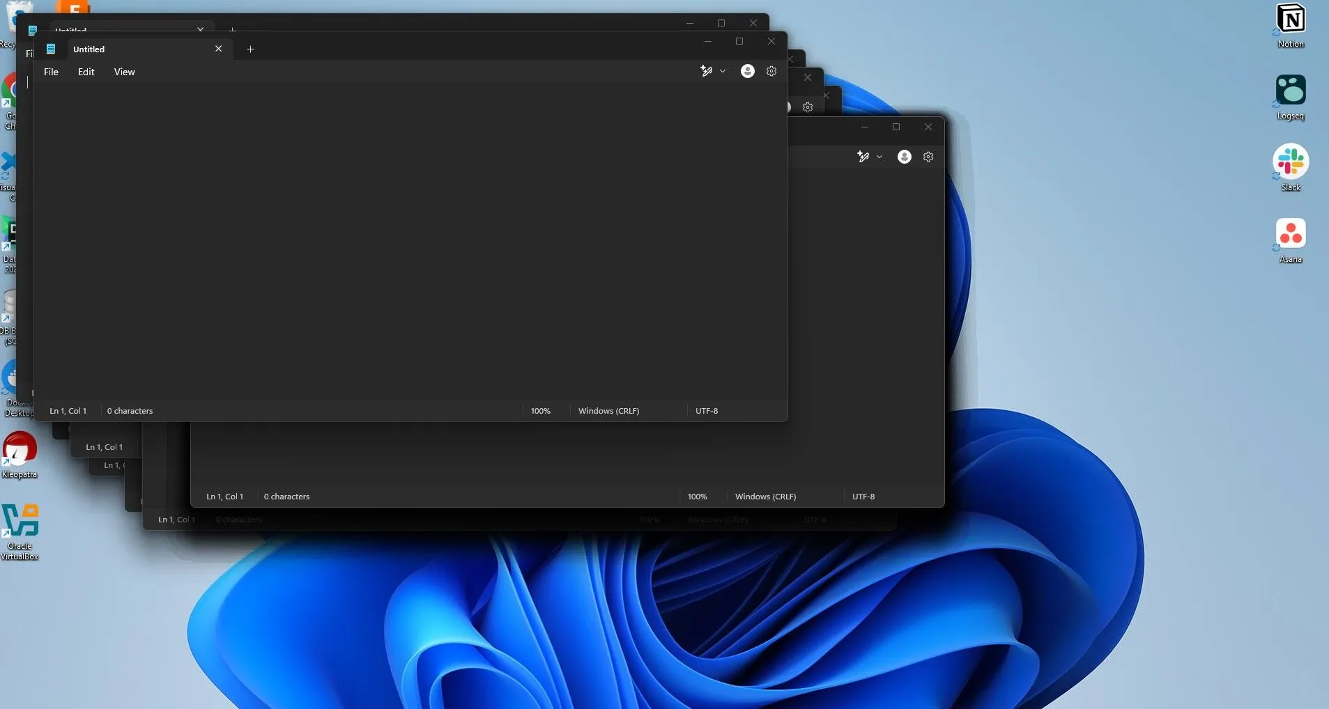 Nhiều cửa sổ Notepad liên tục mở trên màn hình Windows, minh họa hiệu ứng từ một lệnh PowerShell gây khó chịu.
