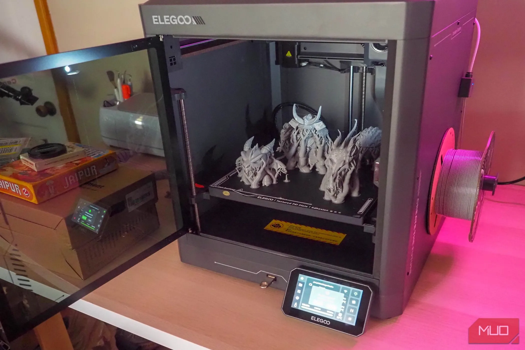 Nhiều mô hình mini được in 3D đồng thời trên bàn in của Elegoo Centauri Carbon