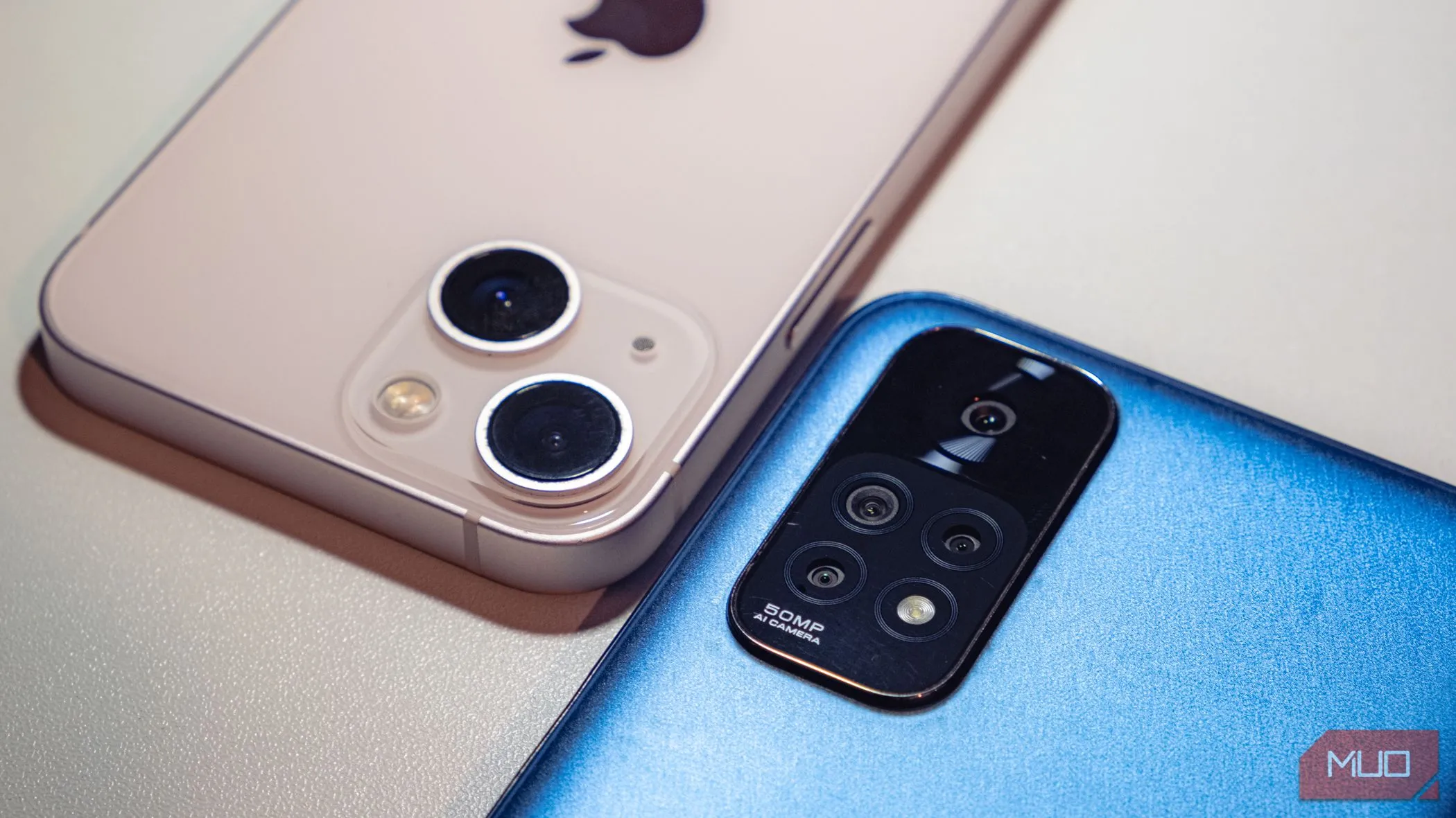 Nhiều ống kính camera trên các mẫu điện thoại khác nhau, thể hiện xu hướng camera đa ống kính trên smartphone