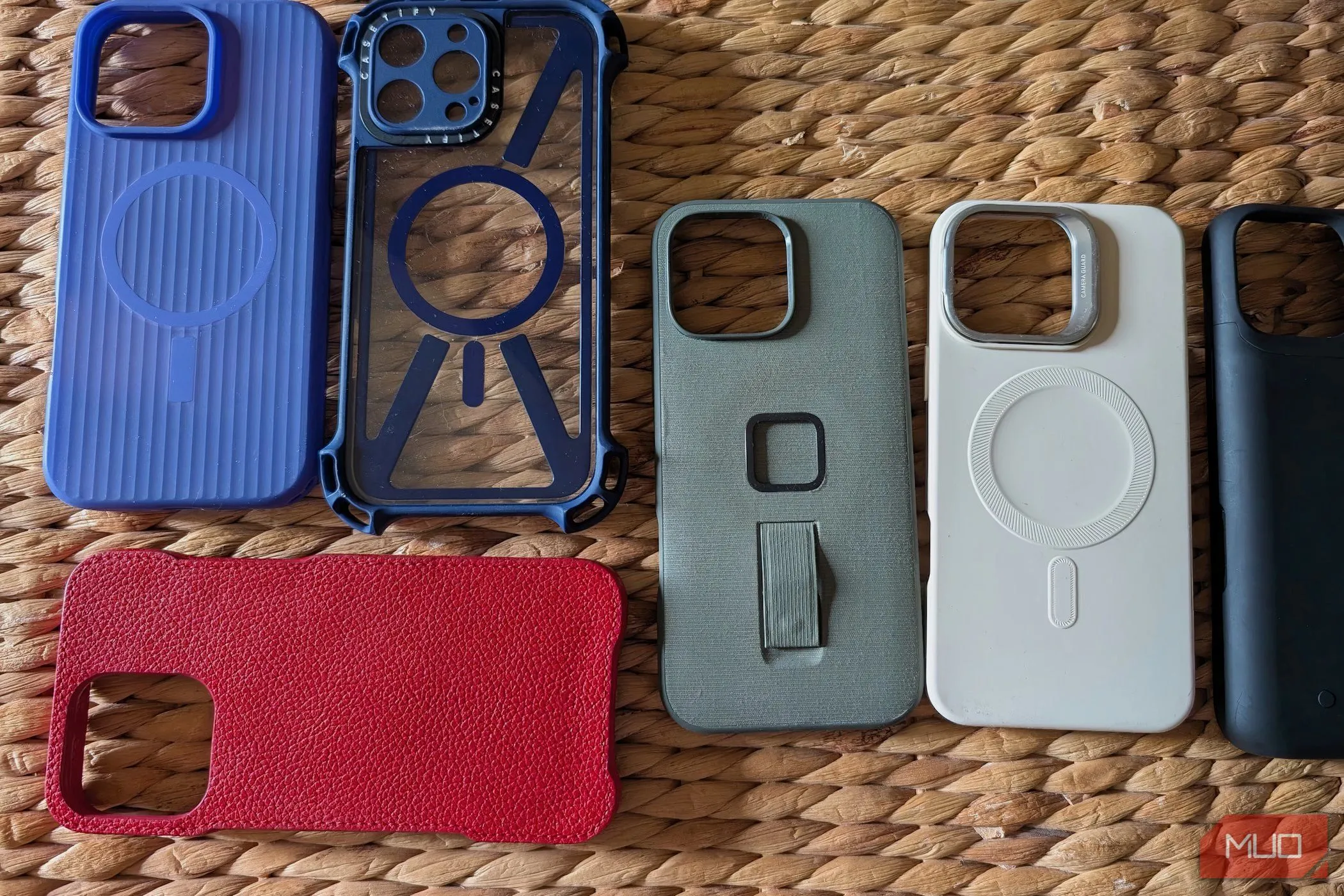 Nhiều ốp lưng iPhone với màu sắc và kiểu dáng khác nhau đặt cạnh nhau