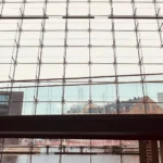 Nội thất thư viện với những kệ sách cao, ánh sáng tự nhiên từ cửa sổ, tượng trưng cho quá trình tìm kiếm thông tin và học hỏi trong nhiếp ảnh.