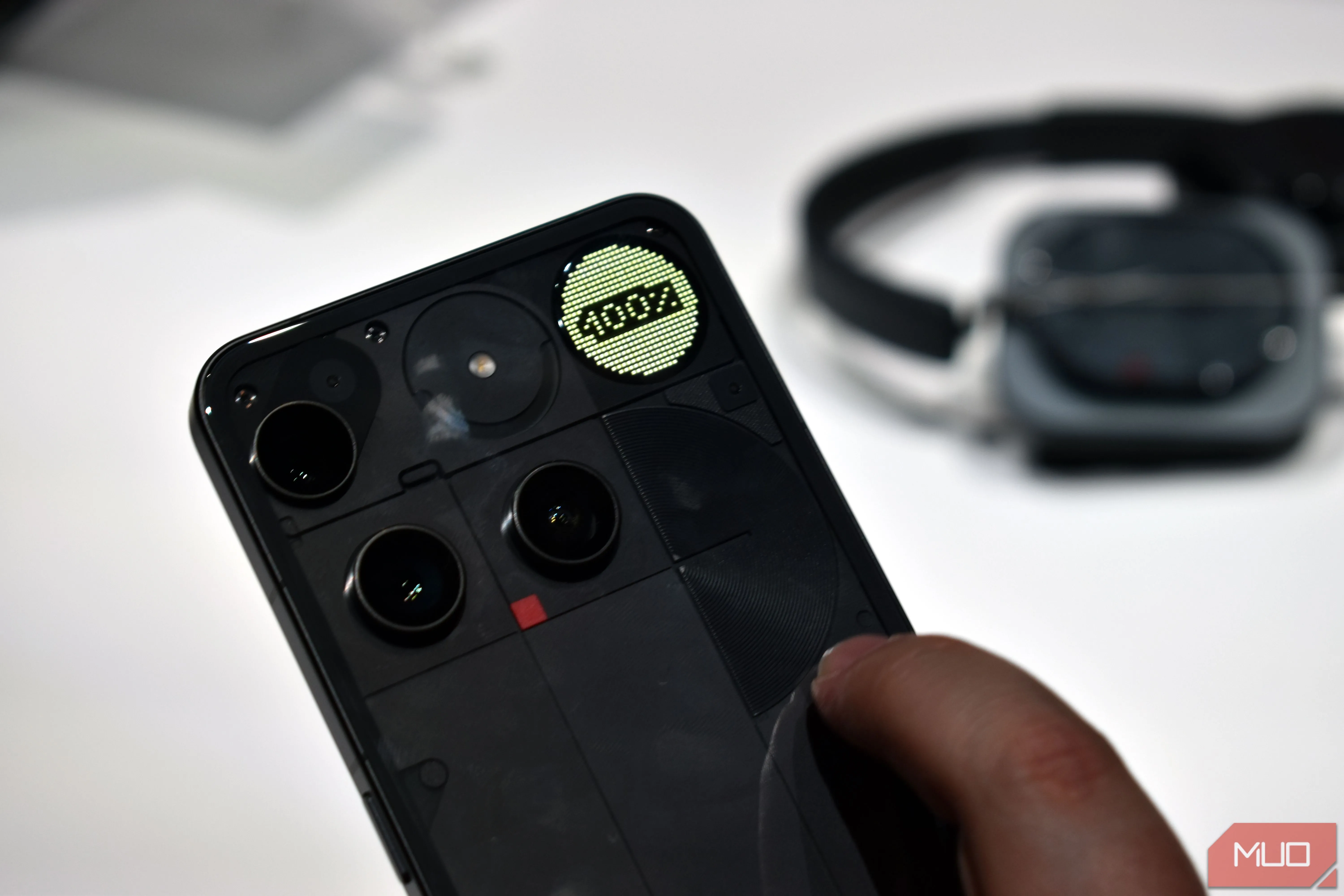 Nothing Phone 3 phiên bản màu đen với Glyph Matrix nổi bật trên mặt lưng