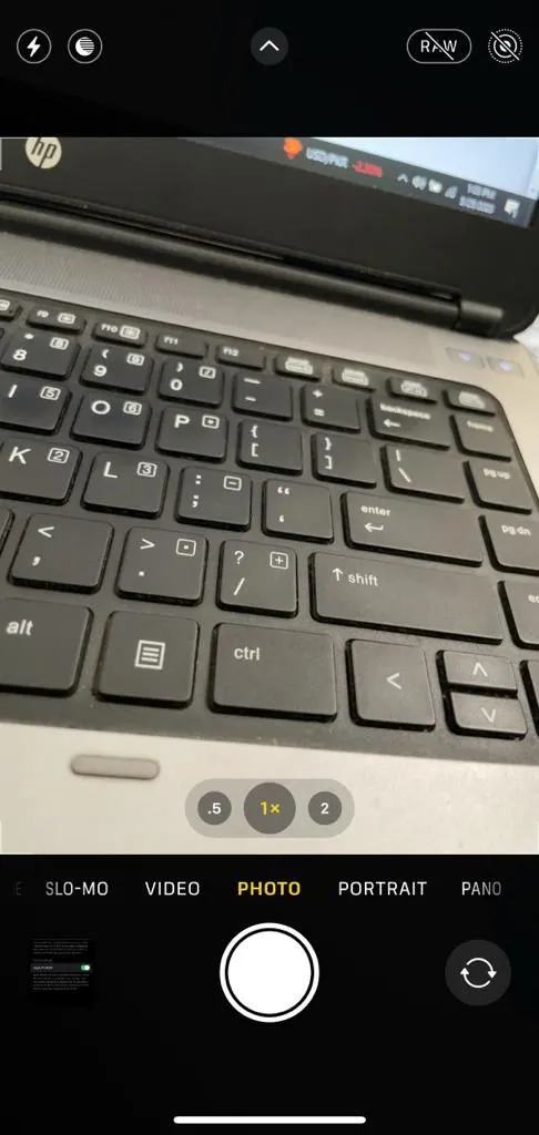 Nút kích hoạt chế độ RAW trong ứng dụng Camera của iPhone