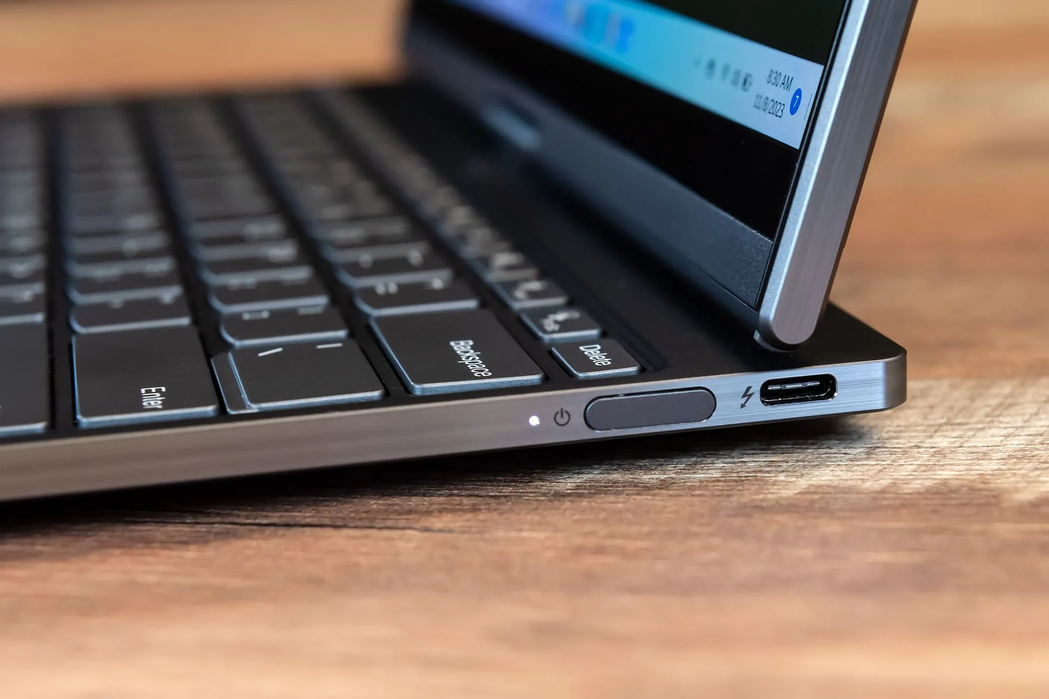 Nút nguồn và cổng sạc USB-C trên laptop Lenovo ThinkBook Plus Gen 4, minh họa việc ngắt kết nối nguồn để thực hiện hard reset