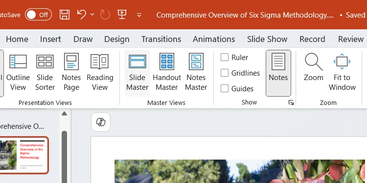 Nút "Slide Master" trên dải băng của PowerPoint, trong tab View, cho phép truy cập chế độ xem tổng thể slide.