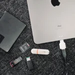 Ổ cứng di động và iPad minh họa khả năng tổ chức dữ liệu sau khi phân vùng.