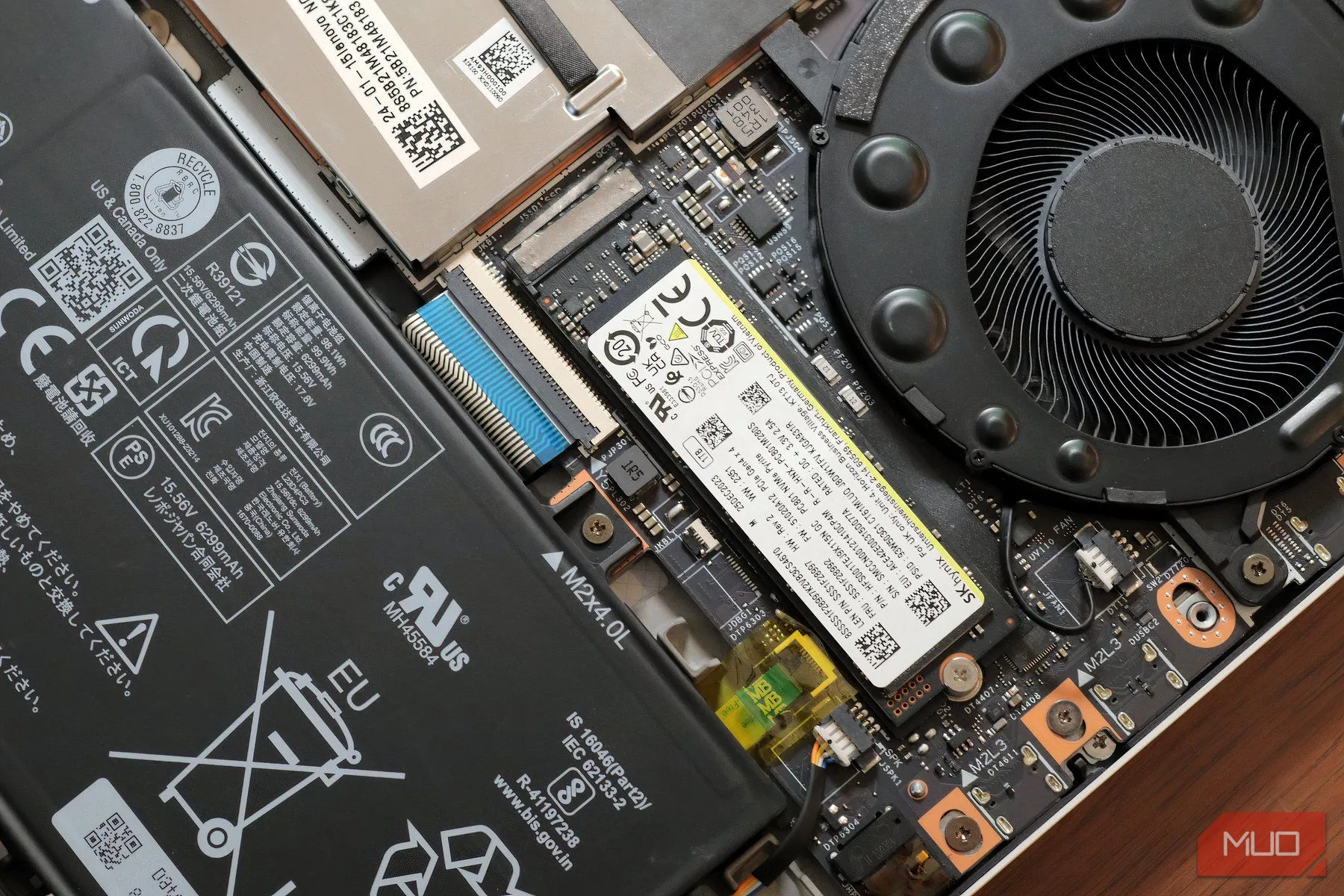 Ổ cứng SSD bên trong laptop Lenovo Legion 7i được lắp đặt