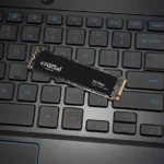 Ổ cứng SSD Crucial P3 Plus NVMe trên laptop, minh họa cho SSD bị giảm tuổi thọ do chu kỳ ghi