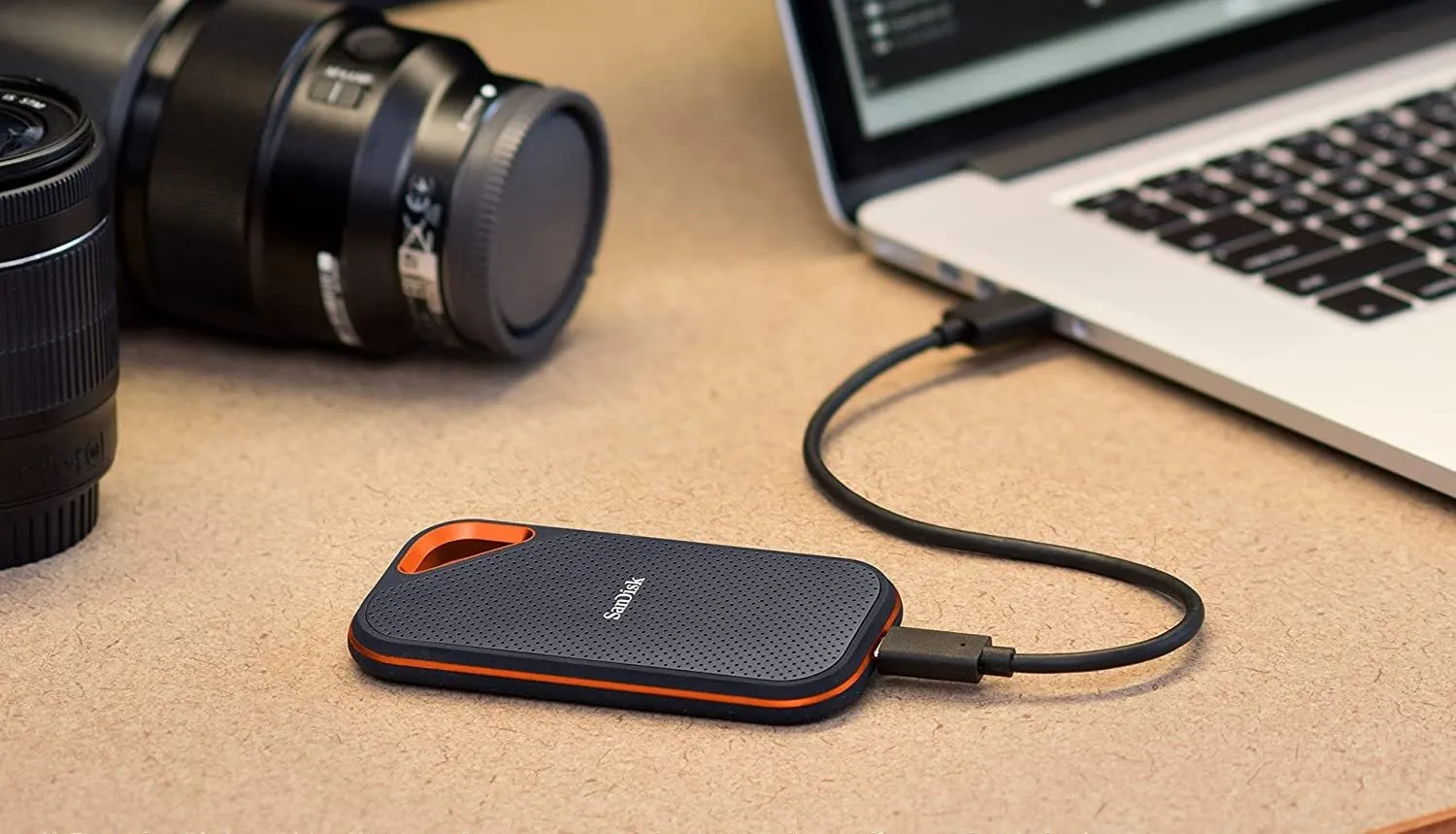 Ổ cứng SSD di động SanDisk Extreme Pro được cắm vào laptop qua cổng USB, tượng trưng cho việc phục hồi và lưu trữ dữ liệu từ hệ thống bị lỗi bằng USB Linux Live.