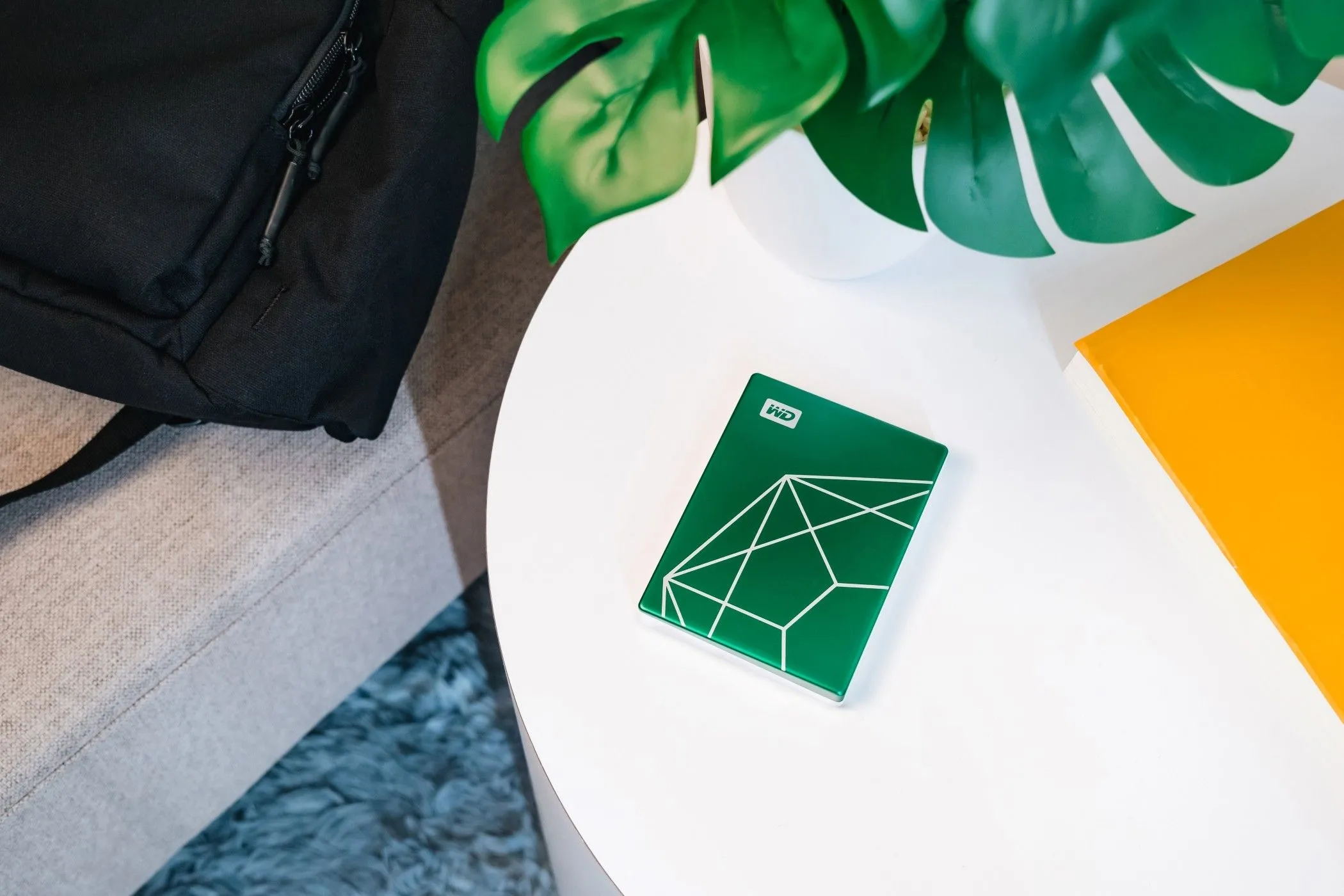 Ổ cứng WD My Passport 20th Anniversary Edition trên bàn