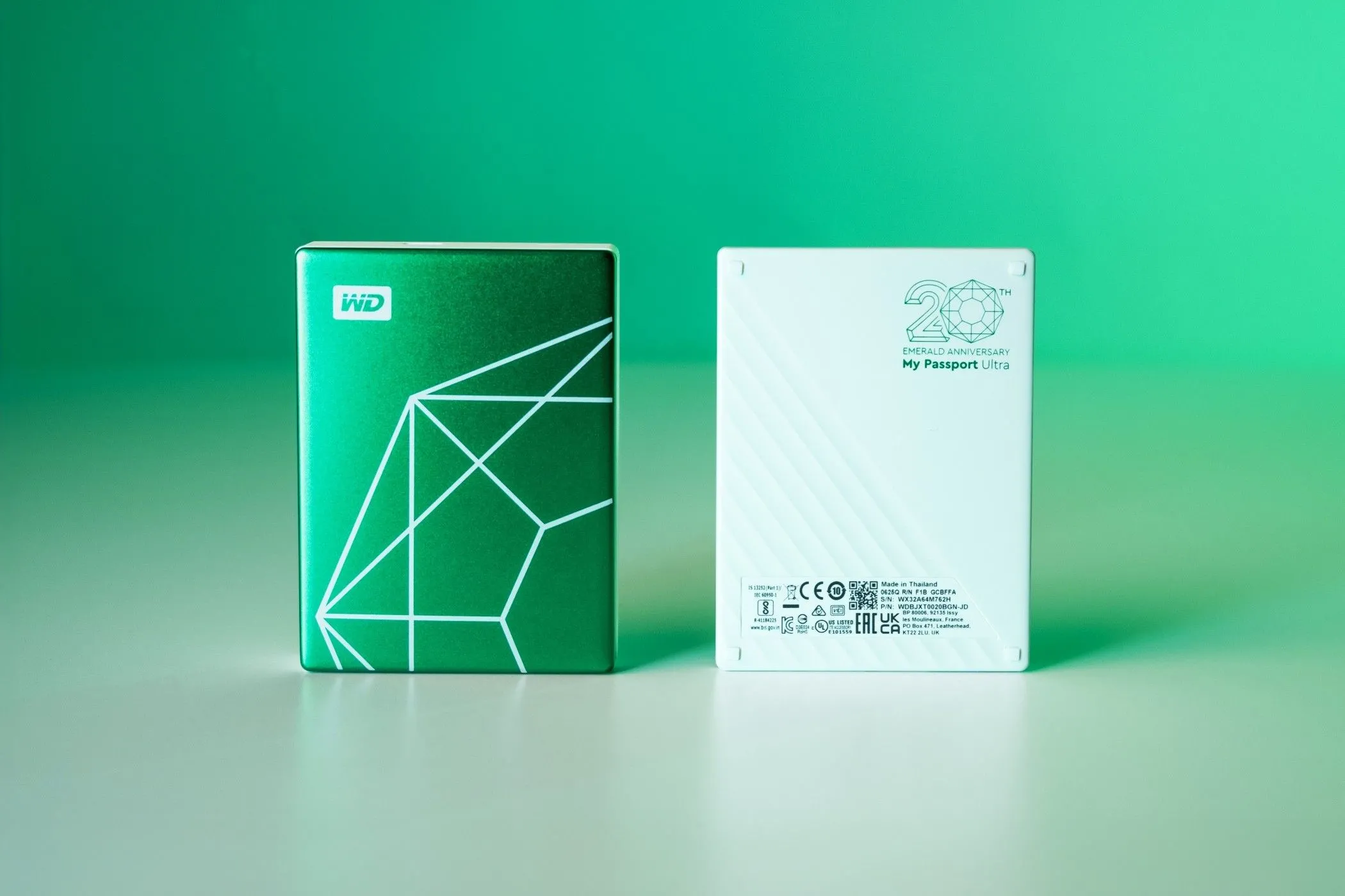 Ổ cứng WD My Passport Ultra Emerald Edition 20th Anniversary mặt trước và sau