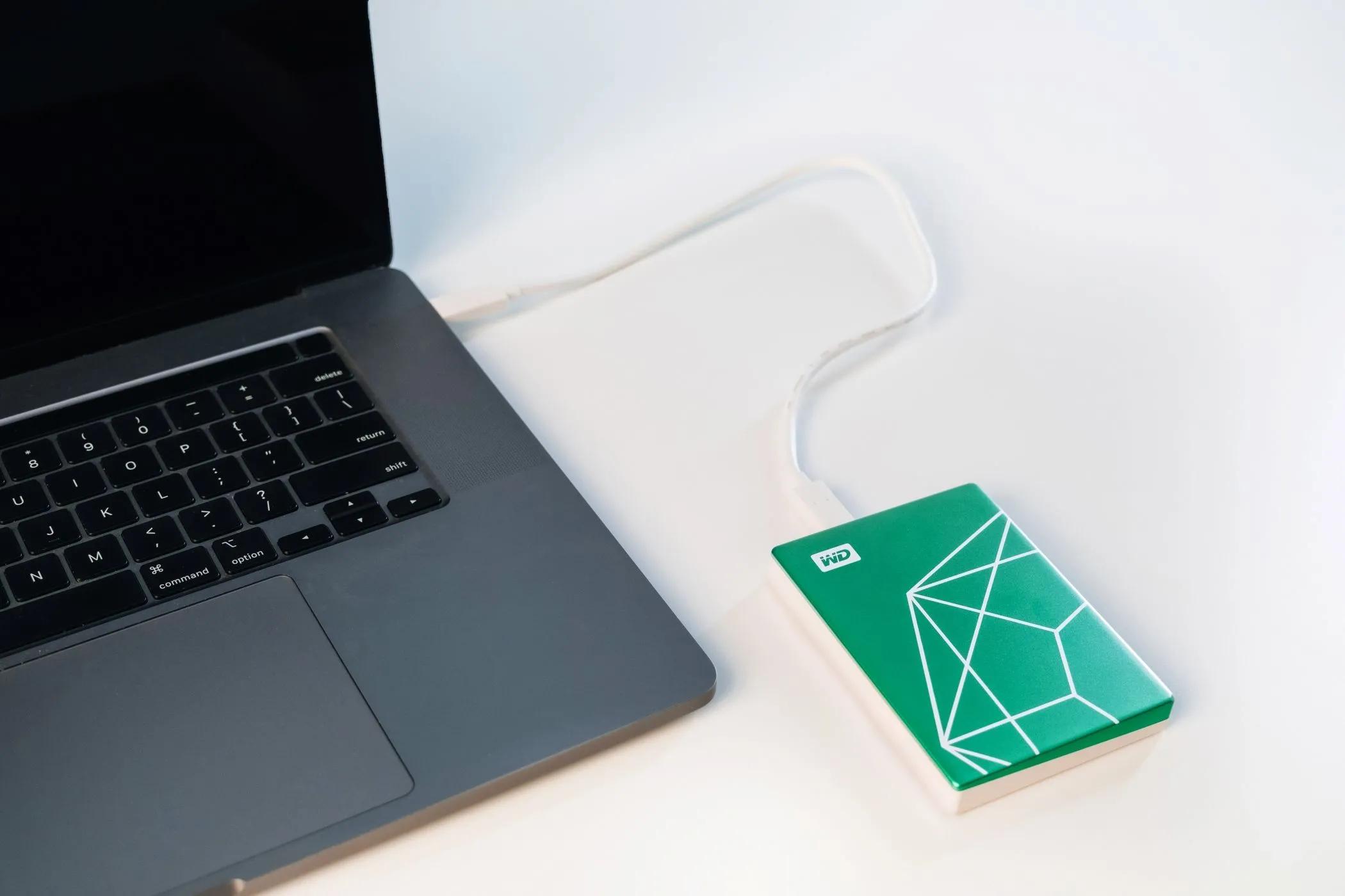 Ổ cứng WD My Passport Ultra Emerald Edition kết nối với laptop
