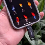 Ổ đĩa flash USB-C kết nối với iPhone qua cổng sạc, minh họa khả năng mở rộng bộ nhớ điện thoại