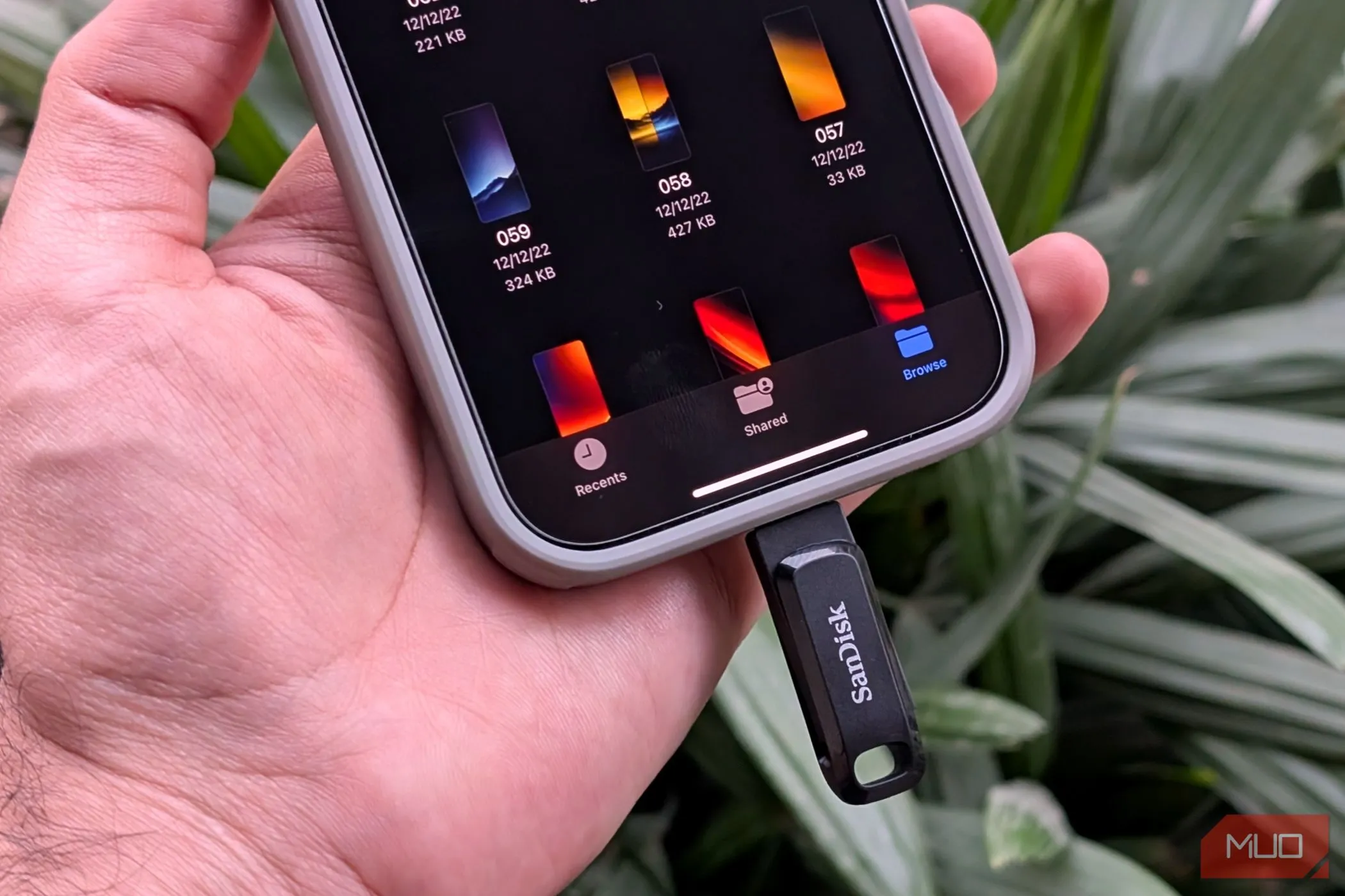 Ổ đĩa flash USB-C kết nối với iPhone qua cổng sạc, minh họa khả năng mở rộng bộ nhớ điện thoại