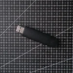 Ổ USB flash nhỏ gọn cắm vào cổng xe hơi để nghe nhạc và podcast yêu thích.