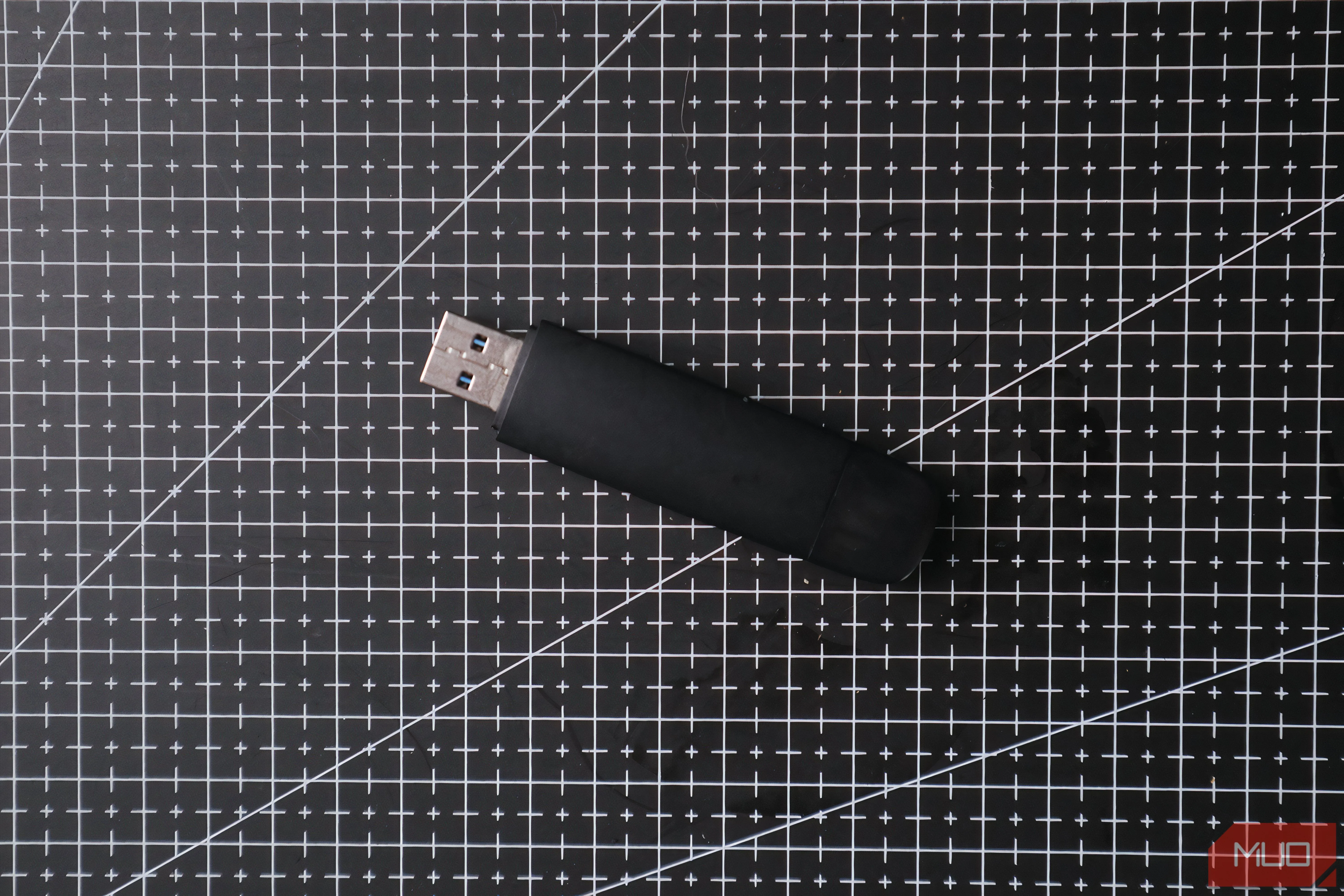 Ổ USB flash nhỏ gọn cắm vào cổng xe hơi để nghe nhạc và podcast yêu thích.