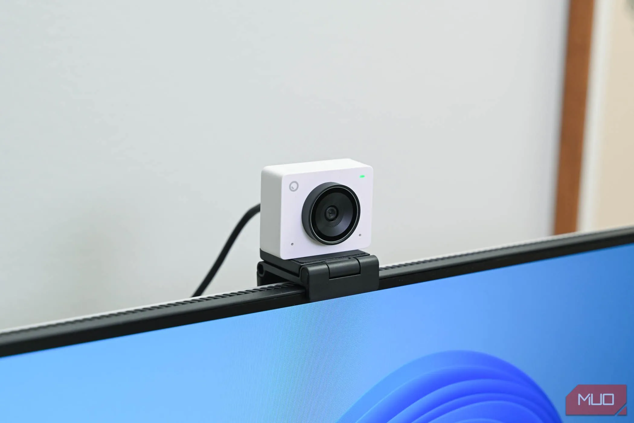 OBSBOT Meet 2 được gắn trên màn hình máy tính từ góc bên trái, cho thấy thiết kế tích hợp hoàn hảo.