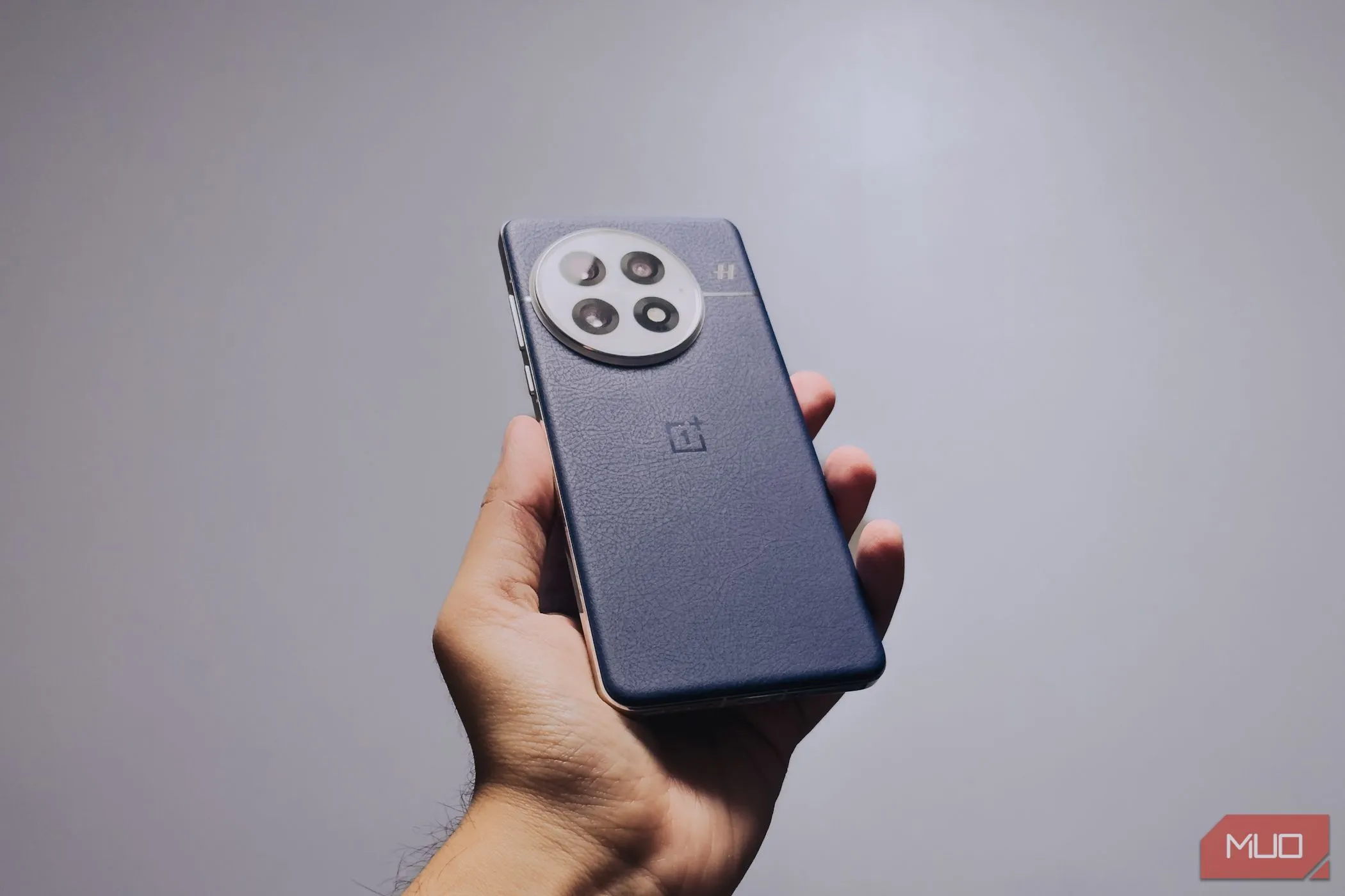 OnePlus 13 phiên bản Midnight Ocean với mặt lưng da thuần chay trên tay