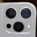 Ống kính camera điện thoại iPhone bị bẩn nhìn cận cảnh
