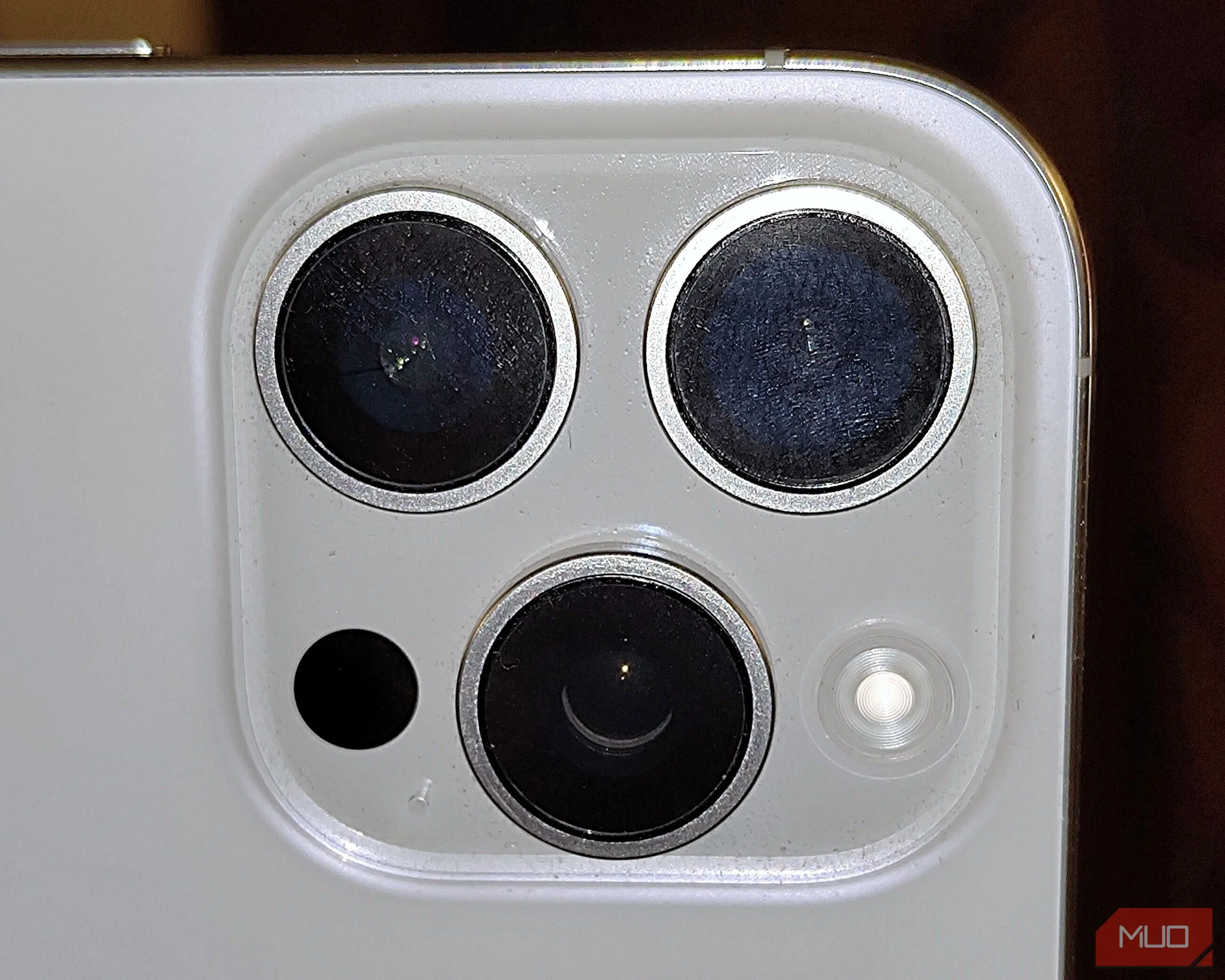 Ống kính camera điện thoại iPhone bị bẩn nhìn cận cảnh