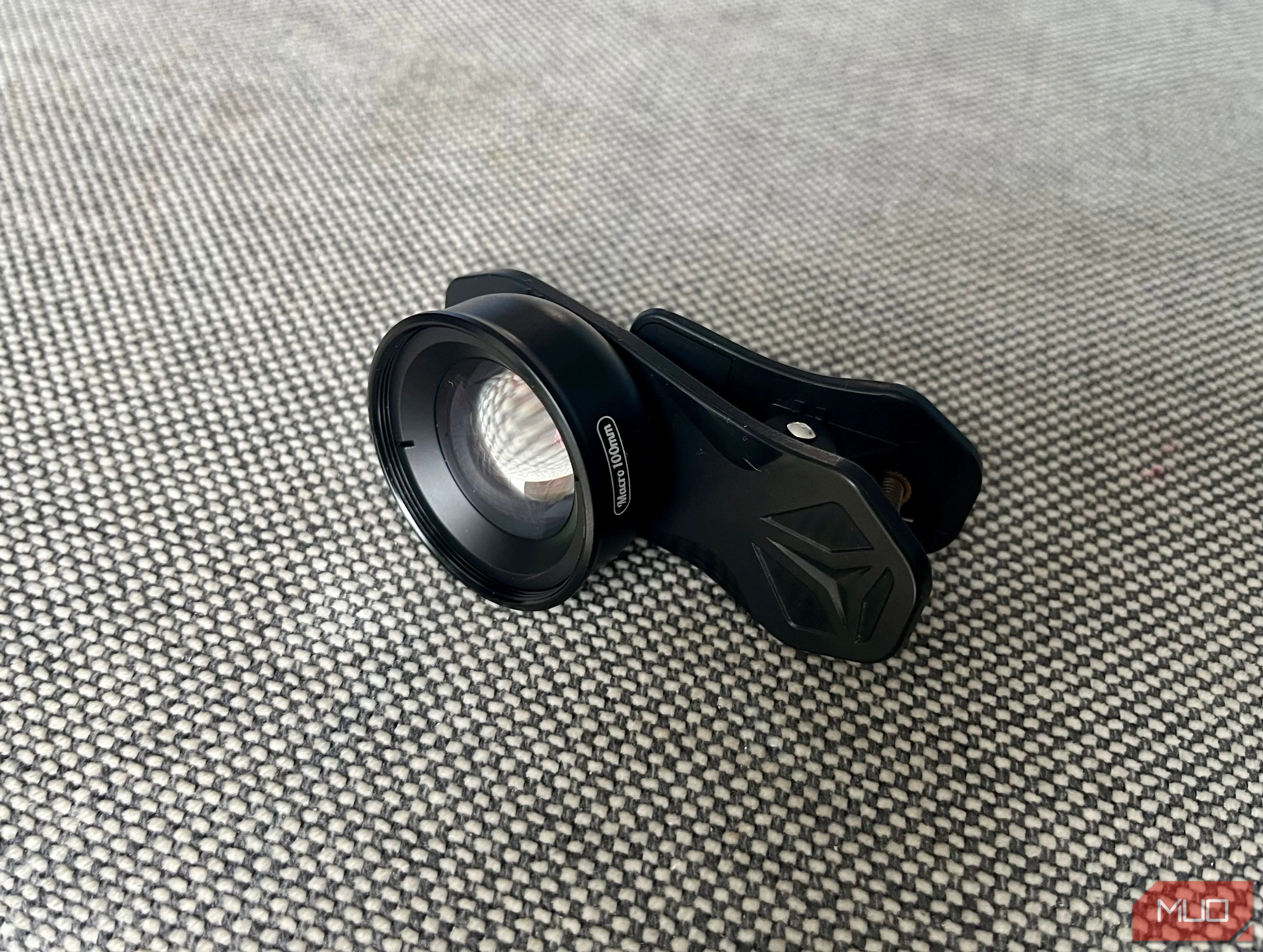 Ống kính macro kẹp điện thoại, giúp chụp cận cảnh chi tiết món ăn với hiệu ứng bokeh đẹp mắt