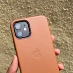 Ốp lưng da màu nâu trên iPhone 12, minh họa độ bền và vẻ đẹp theo thời gian