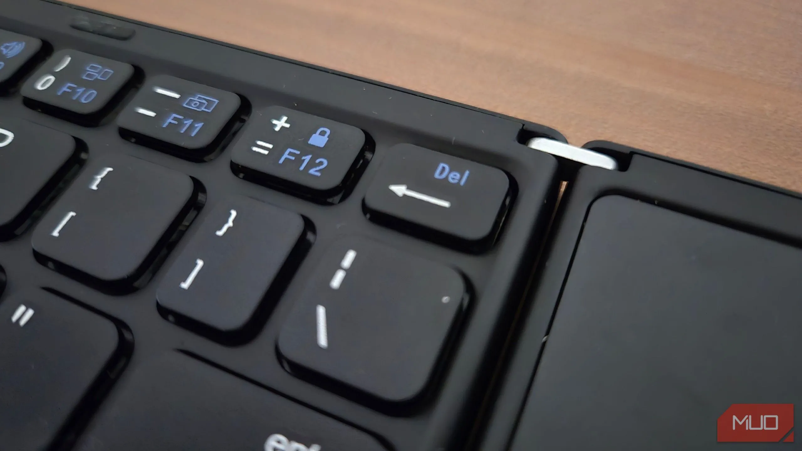 Phím Backspace bị thu nhỏ đáng kể trên bàn phím gập Bluetooth, gây khó khăn cho việc sửa lỗi gõ phím và giảm năng suất.