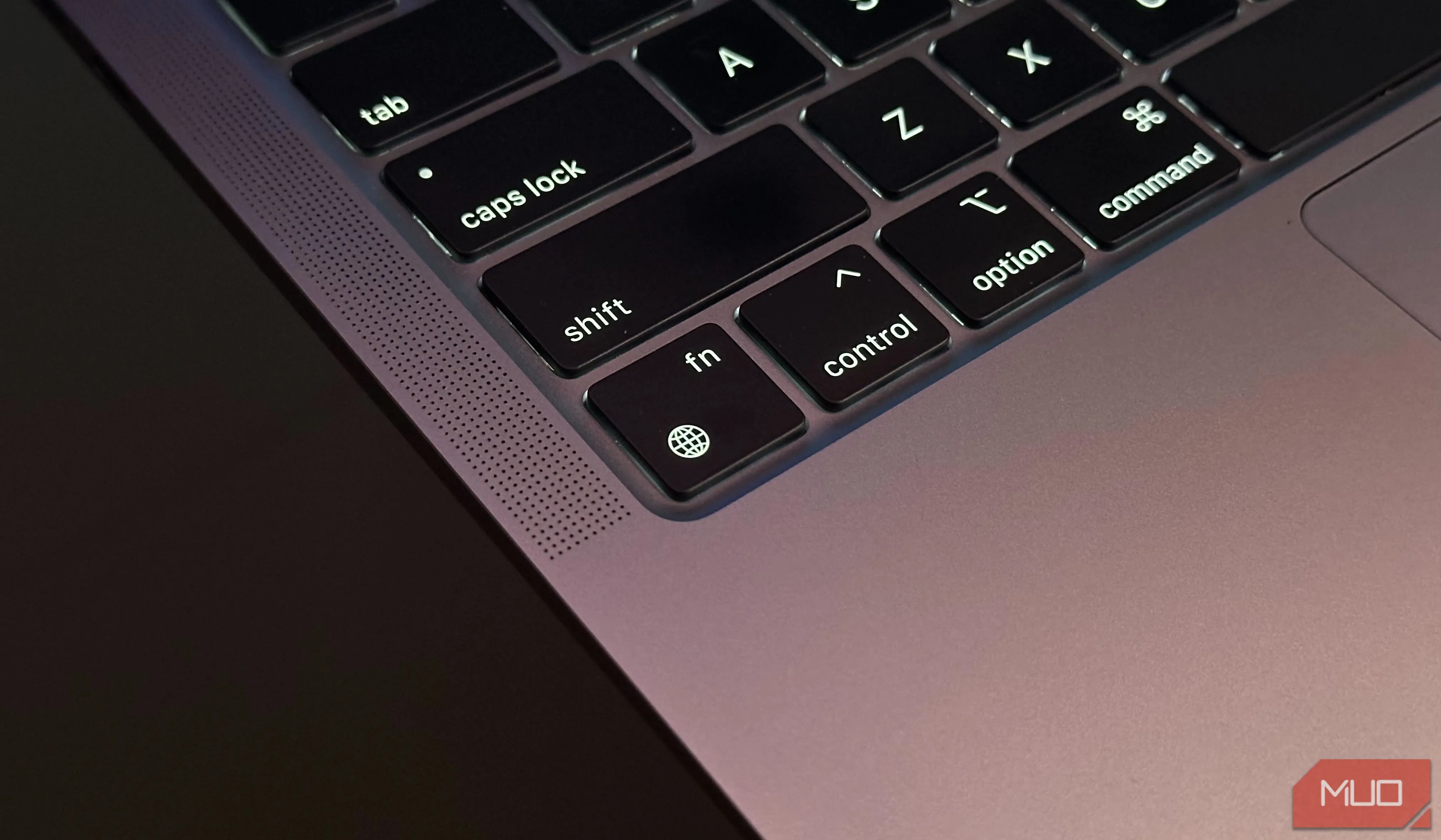 Phím chức năng hoặc phím Quả cầu trên bàn phím MacBook, đại diện cho chất lượng và trải nghiệm gõ phím cao cấp của Apple.