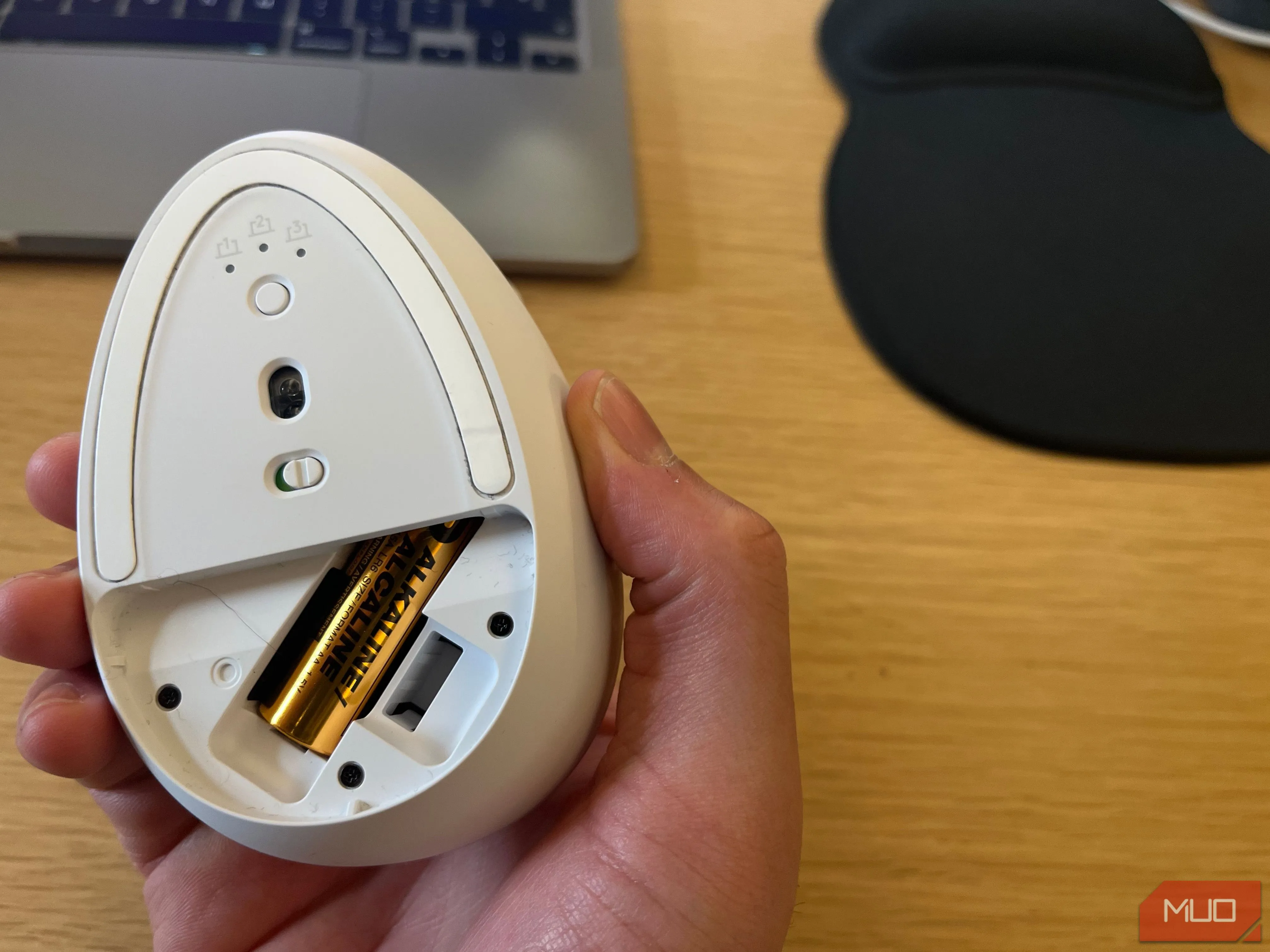 Pin AA được lắp đặt bên trong chuột không dây, nhấn mạnh yếu tố quản lý năng lượng và sự cần thiết phải thay thế hoặc sạc pin định kỳ.