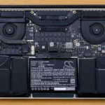 Pin MacBook được tháo rời bên trong máy tính xách tay mỏng nhẹ