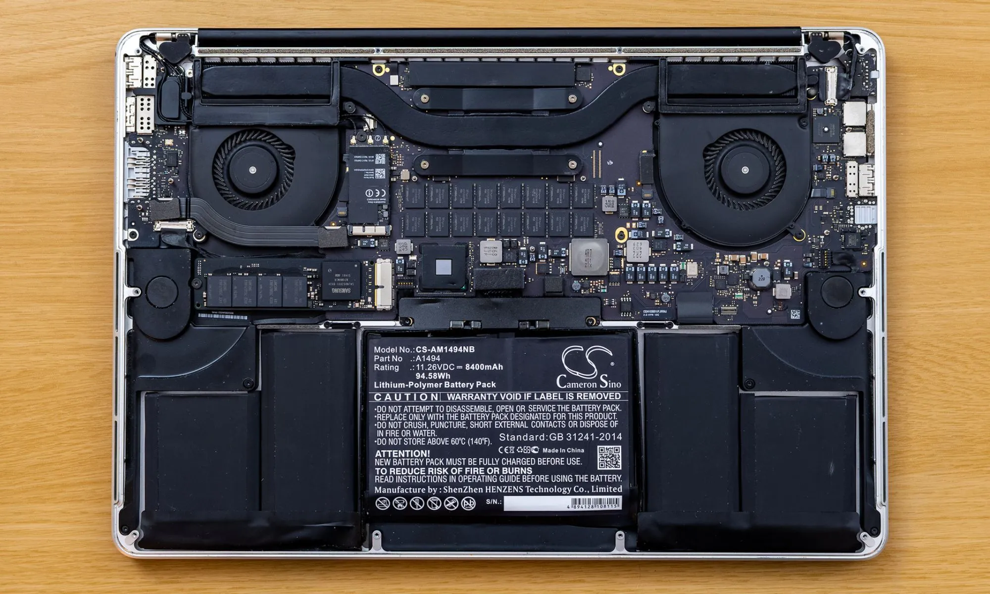 Pin MacBook được tháo rời bên trong máy tính xách tay mỏng nhẹ
