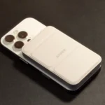 Pin sạc dự phòng Anker gắn trên iPhone 16 Pro, minh họa khả năng sạc nhanh và tiện lợi khi cần gấp.