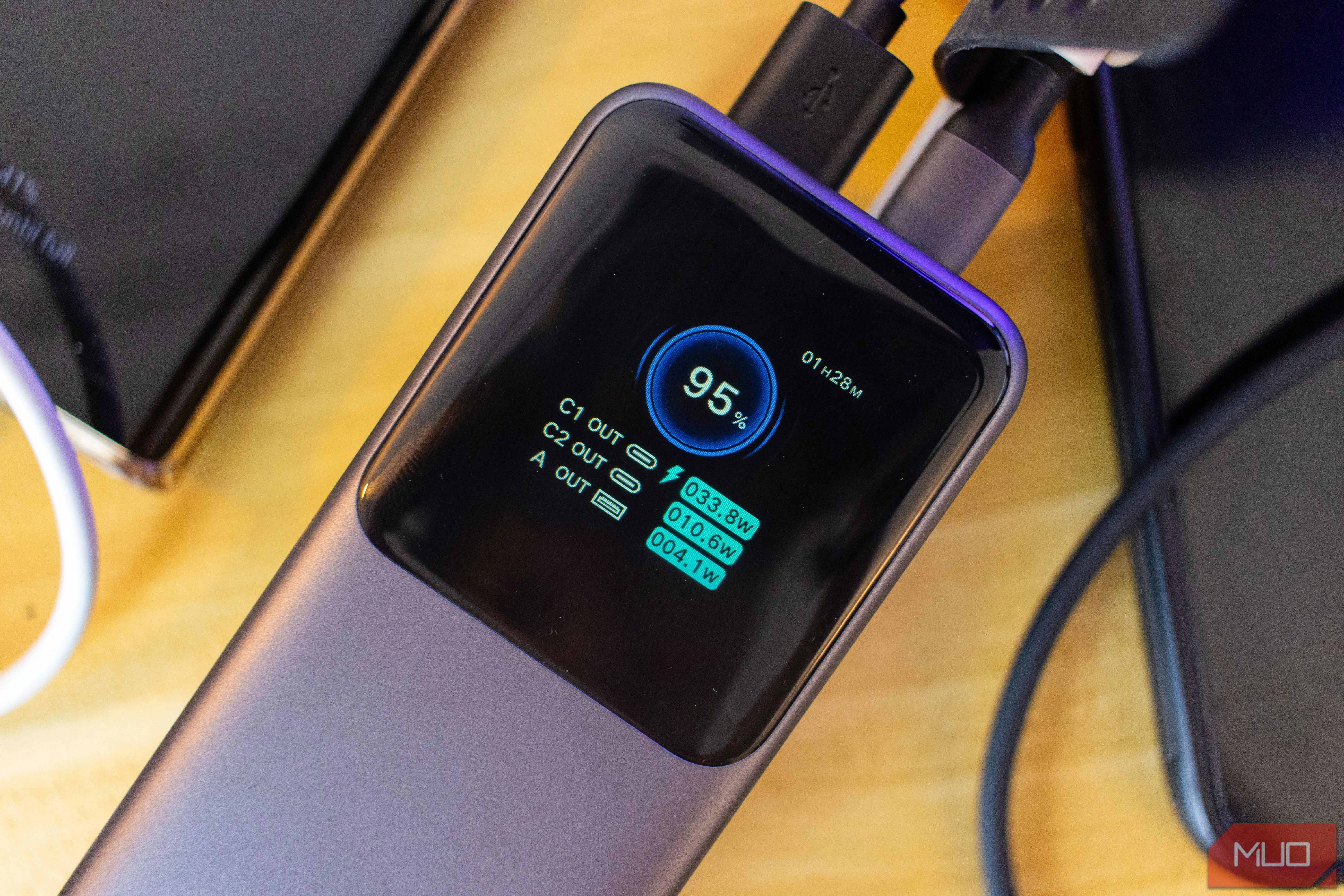 Pin Ugreen Nexode 20000mAh đang sạc cùng lúc nhiều thiết bị di động