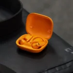 Powerbeats Pro 2 màu cam với thiết kế móc tai thể thao