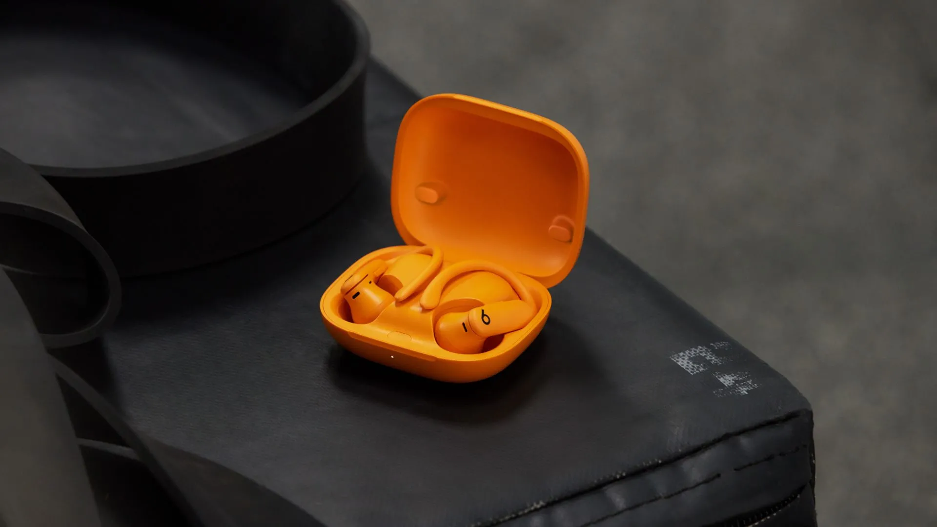 Powerbeats Pro 2 màu cam với thiết kế móc tai thể thao