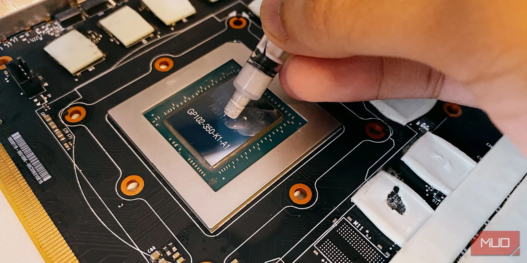 Quá trình bôi keo tản nhiệt mới lên bề mặt chip GPU để cải thiện khả năng dẫn nhiệt và làm mát hệ thống